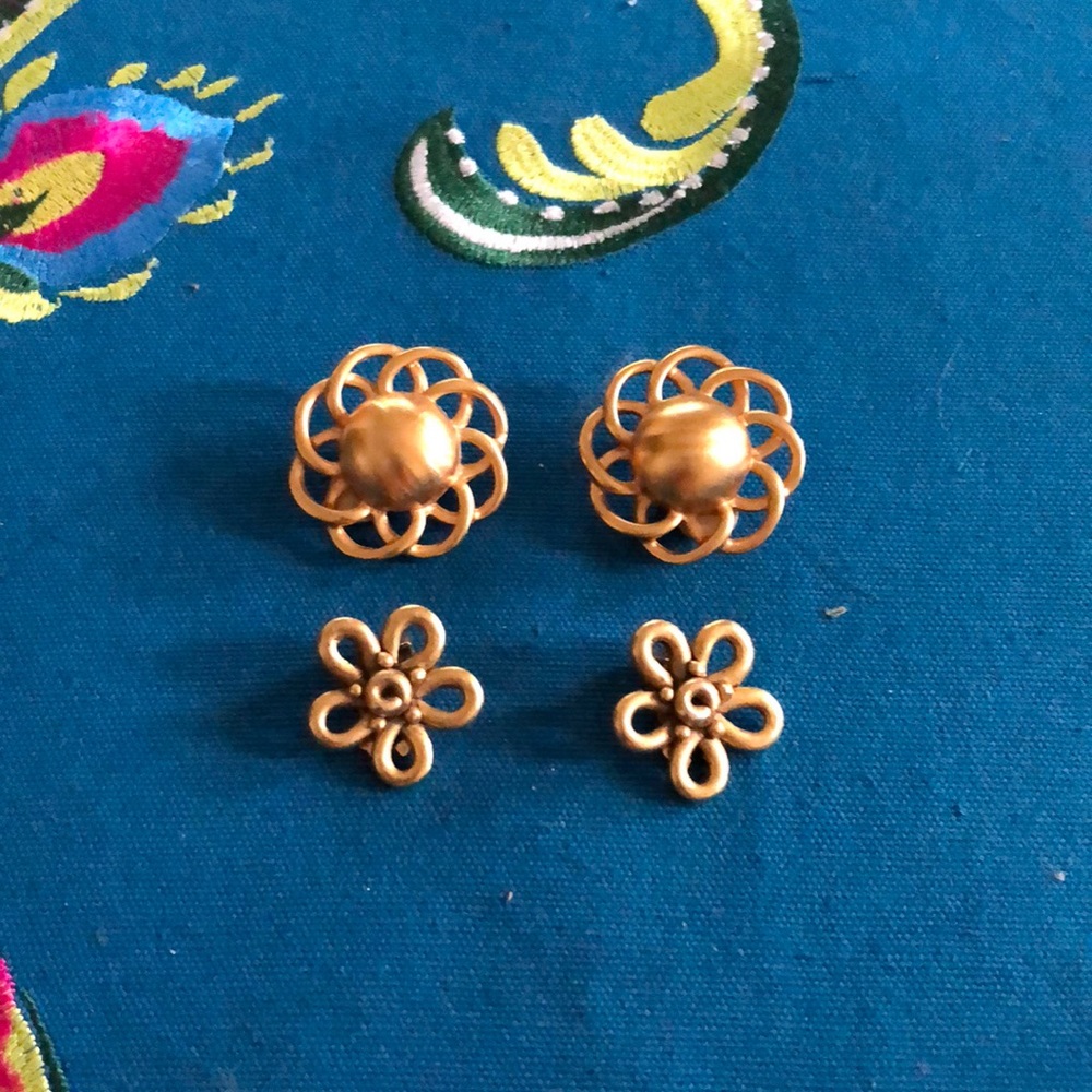 🌹Two Pair of Goldtone Clip on Earrings💐